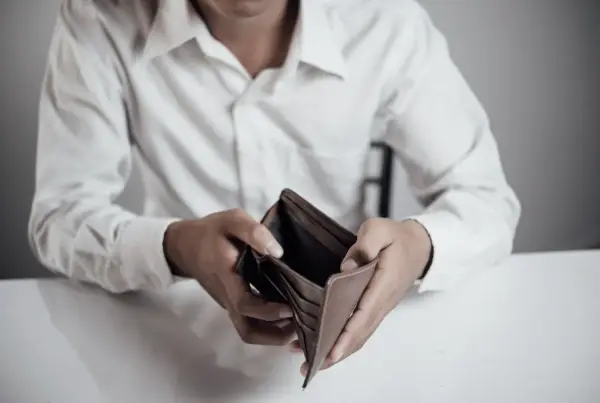 Pożyczka ekspresowa w 2025 roku – które firmy naprawdę wypłacają w 15 minut?